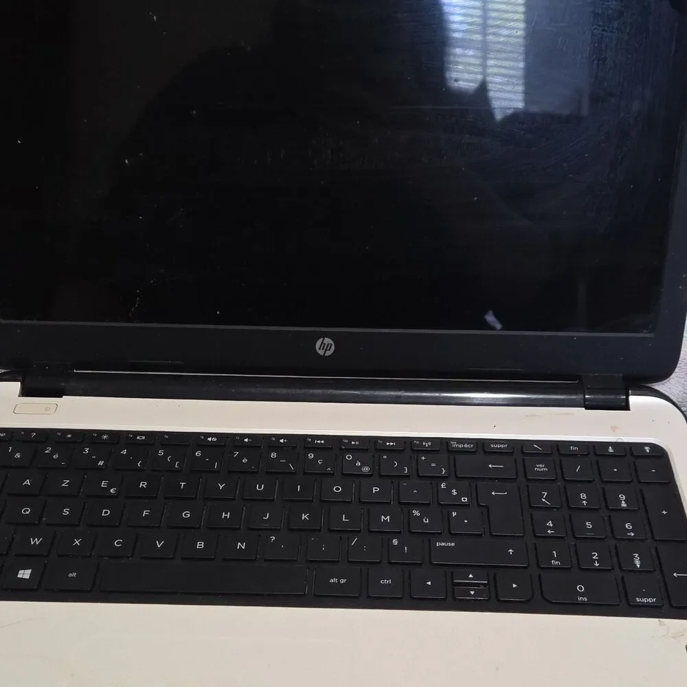 HP15-r058nf Laptop FOR PARTS ONLY AZERTY Keyboard White Trim W/ Charger No Power